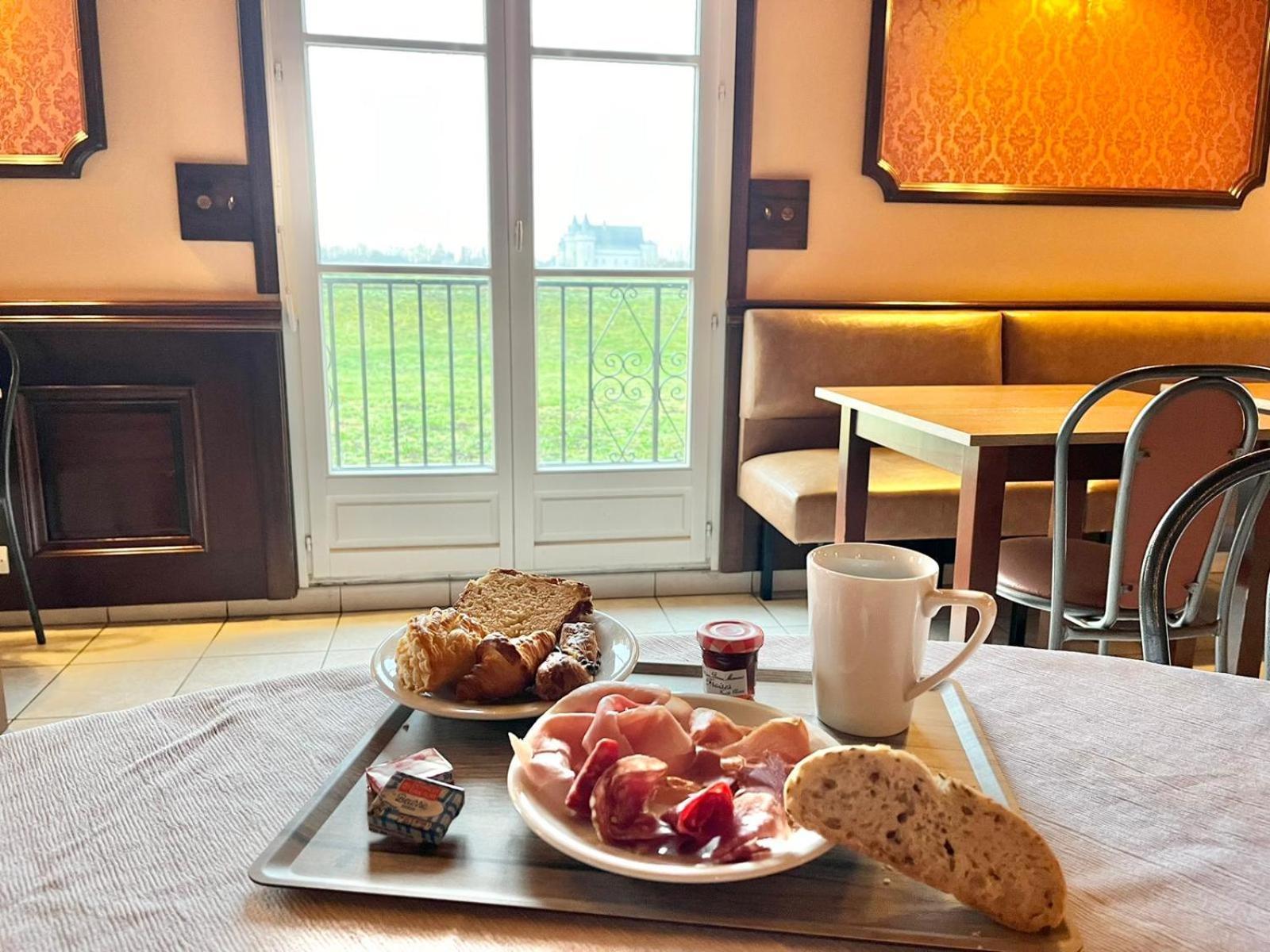 Logis Hotel Sully Le Chateau Saint-Pere-sur-Loire Екстериор снимка